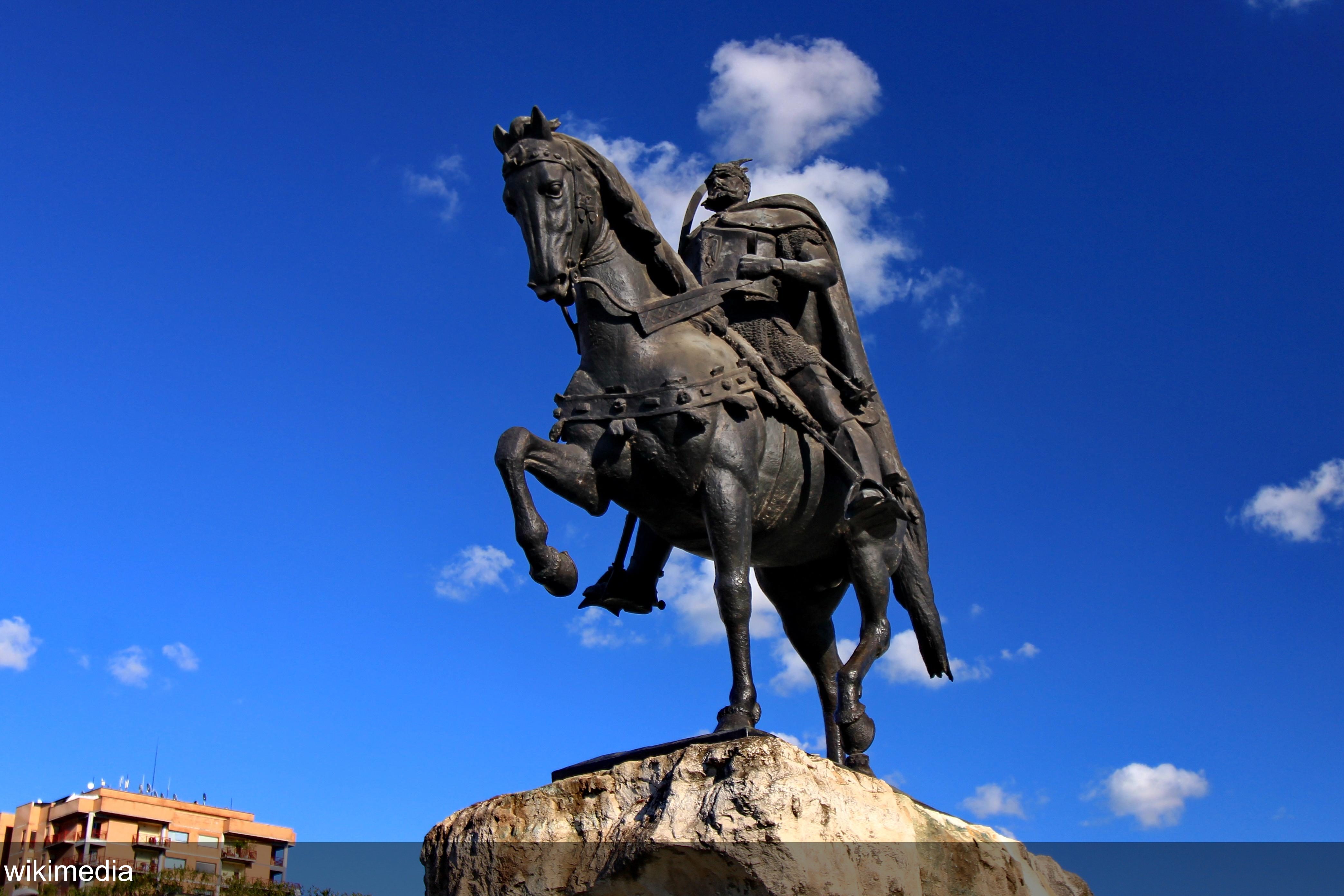 Heroes and monuments